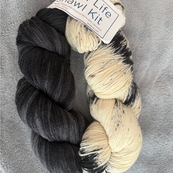 Black and Cream Yarn Kit - Picture 1 of 7